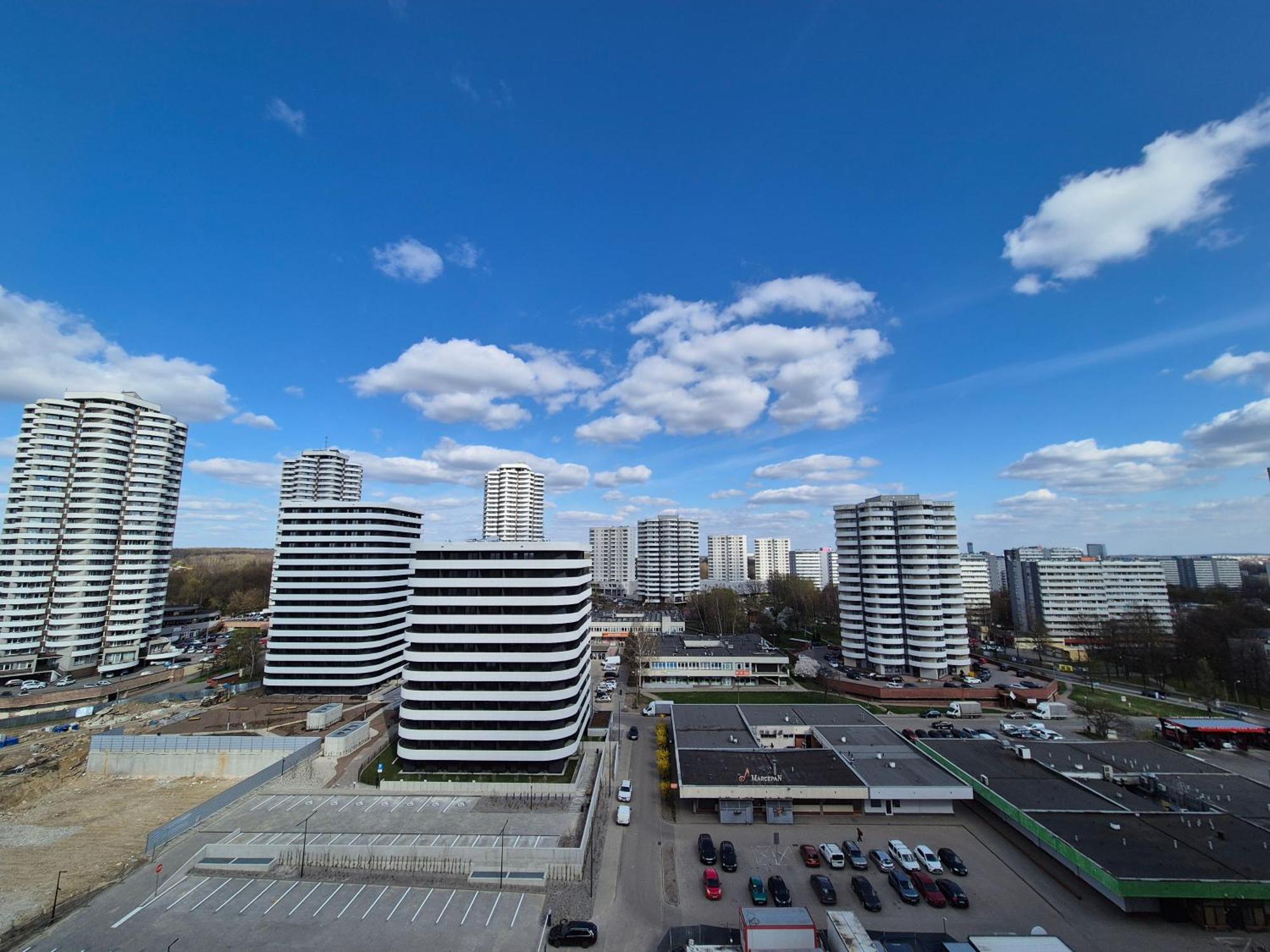 Apartament Wsrod 1000Cy Swiatel - Z Parkingiem W Hali Garazowej- Duzy Balkon Z Lezakami - Piekny Widok Noca Na Panorame Tysiaclecia Katowice Ngoại thất bức ảnh