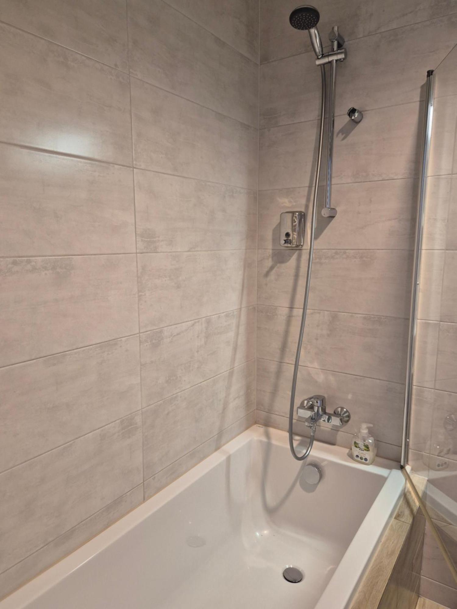 Apartament Wsrod 1000Cy Swiatel - Z Parkingiem W Hali Garazowej- Duzy Balkon Z Lezakami - Piekny Widok Noca Na Panorame Tysiaclecia Katowice Ngoại thất bức ảnh