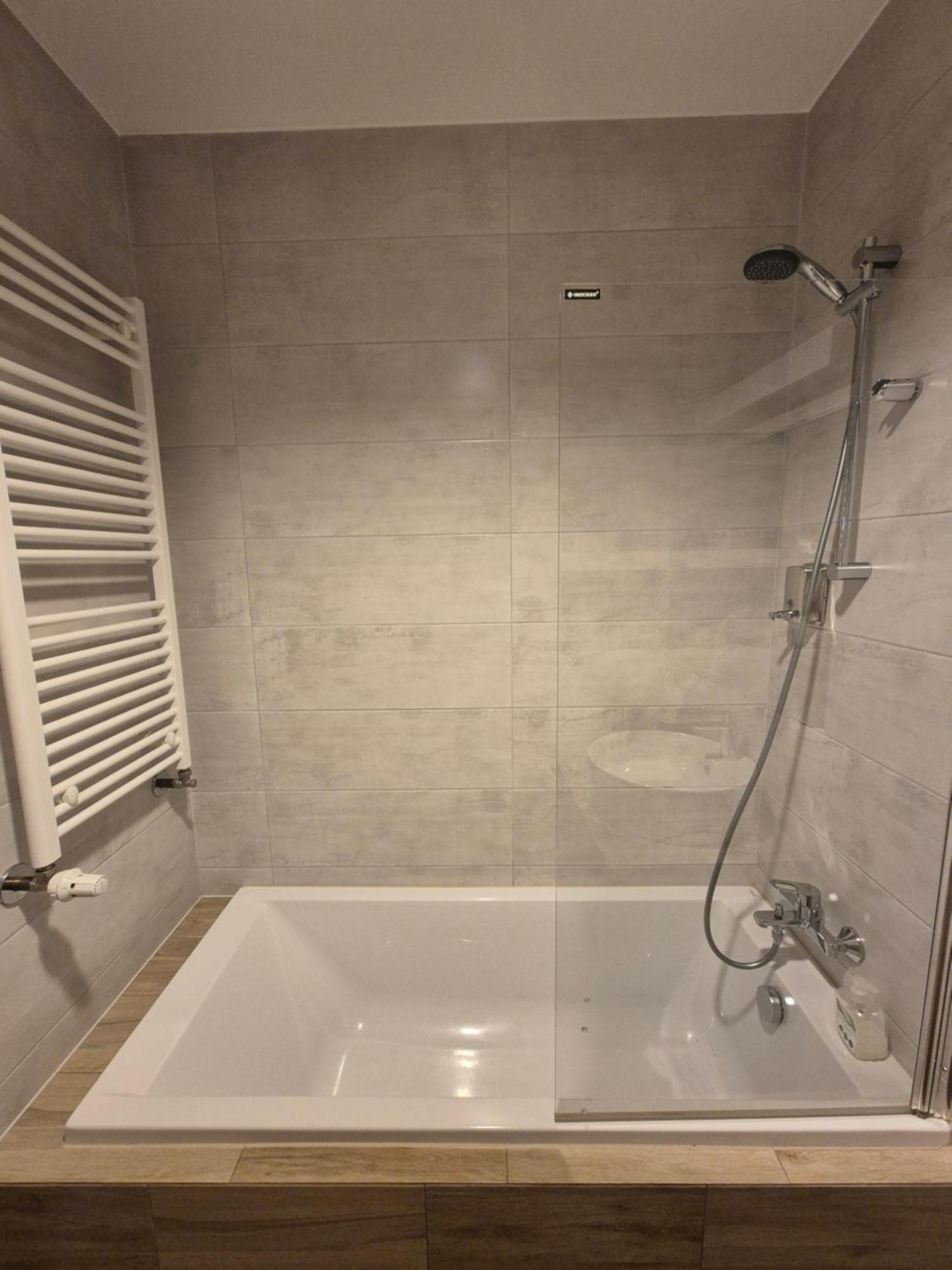 Apartament Wsrod 1000Cy Swiatel - Z Parkingiem W Hali Garazowej- Duzy Balkon Z Lezakami - Piekny Widok Noca Na Panorame Tysiaclecia Katowice Ngoại thất bức ảnh